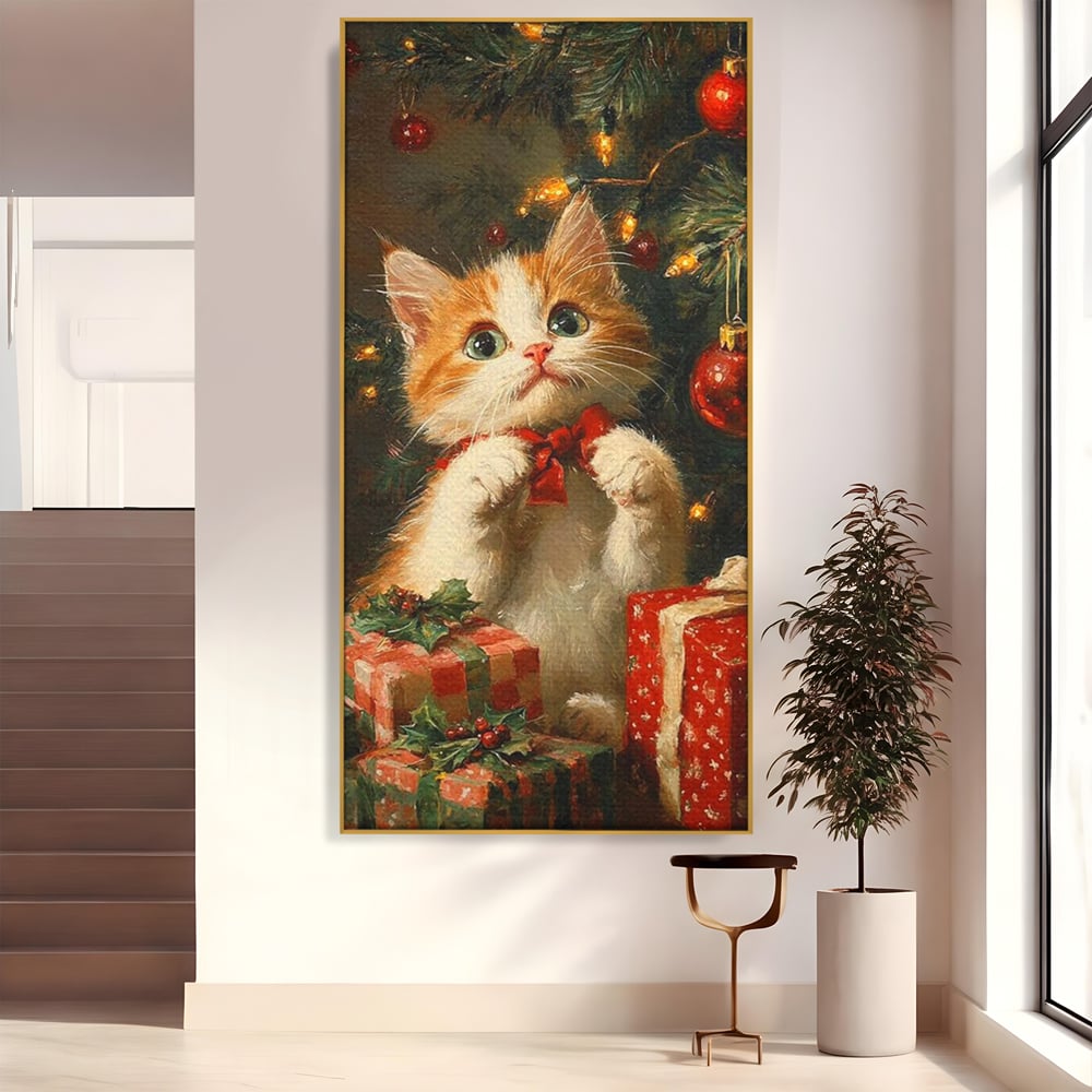 Tablou canvas cu pictura cu pisicuta alba si portocalie langa bradul de craciun, in rama de aluminiu auriu